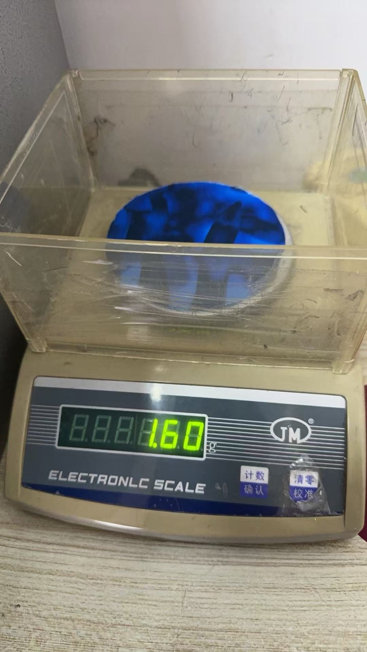 Internal 100 square centimetre fabric sample check for supplier card RYCR-4WPC160 showing 1.60 grams on a zeroed scale